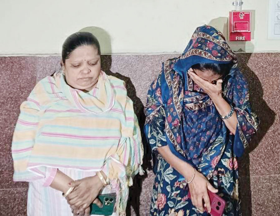 बोरियों में अफीम-डोडा भरकर बेचने की फिराक में घूम रही दो महिलाओं को जेल