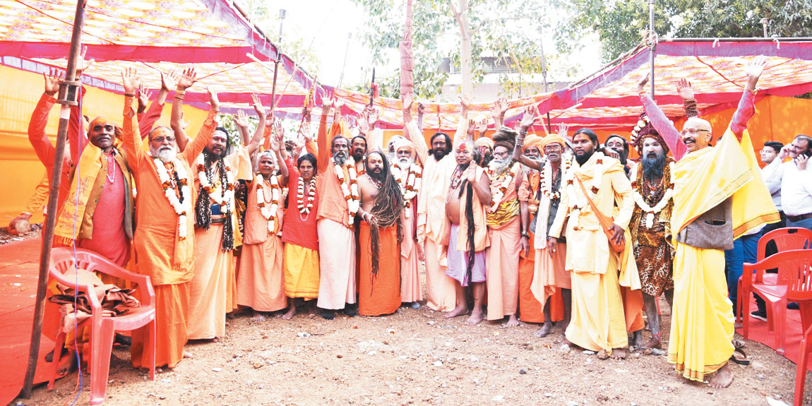 सनातन आस्था का प्रतीक धर्म ध्वज लोमष ऋषि आश्रम में फहराया