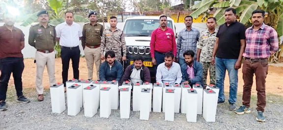 मोबाइल टावर में काम करने वाला इंजीनियर  निकला बैटरी चोर, गिरोह के 4 गिरफ्तार