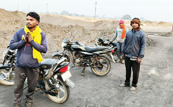  बड़ी मात्रा में चोरी का कोयला जब्त, आरोपी फरार