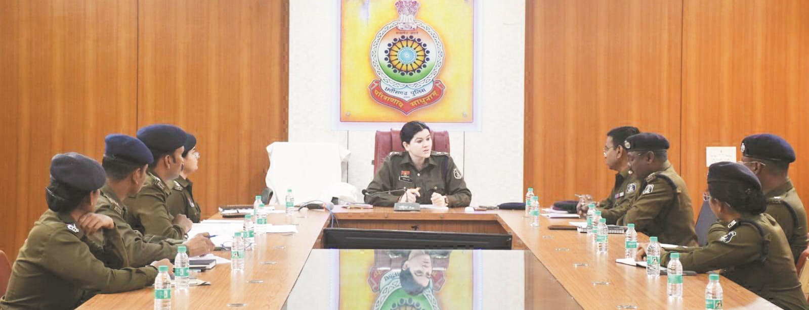 एसपी ने चौकी और थाना प्रभारियों की ली बैठक