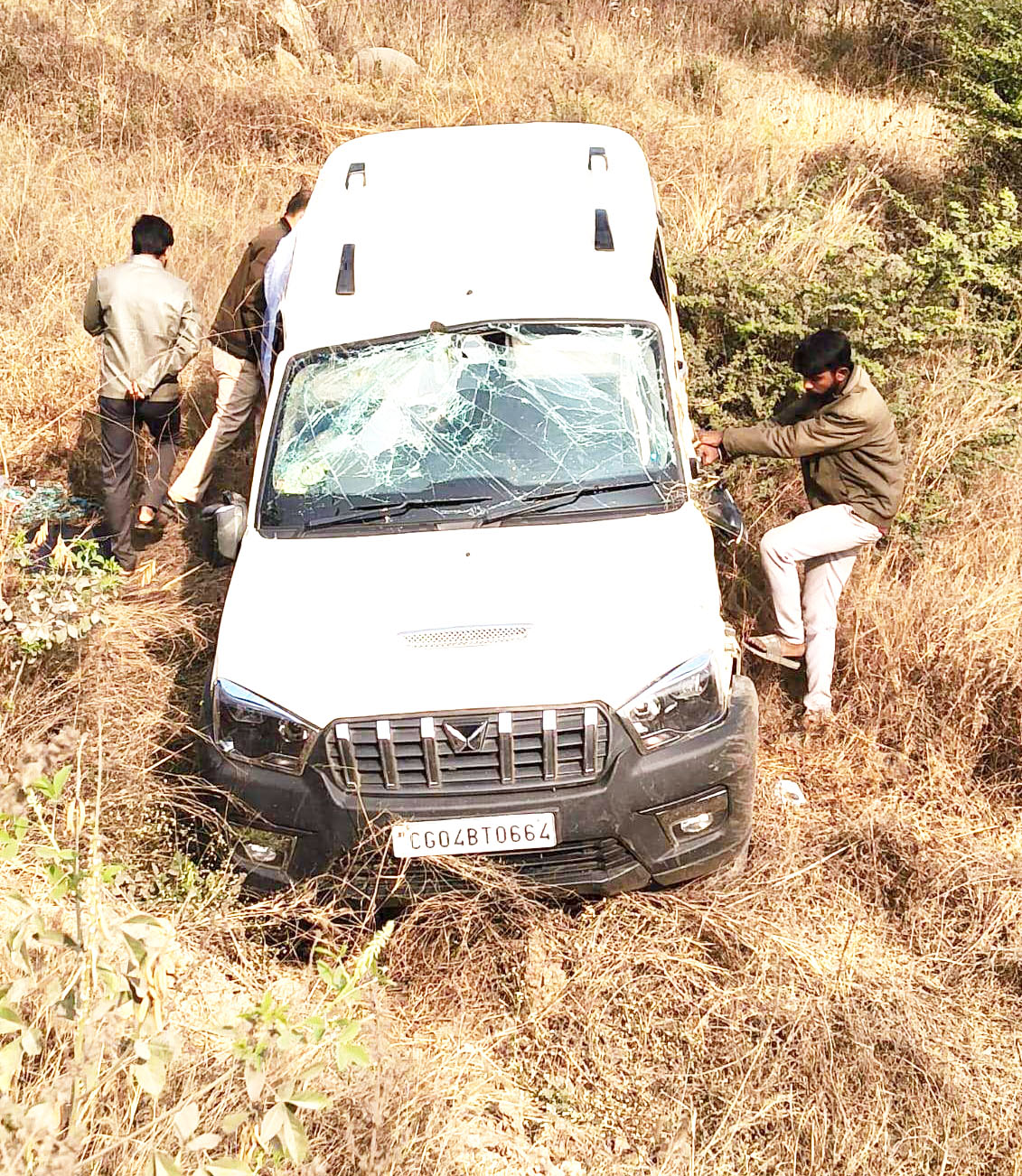 हाईवे पर पुलिस को देखकर भाग रही संदिग्ध स्कॉर्पियो पलटी