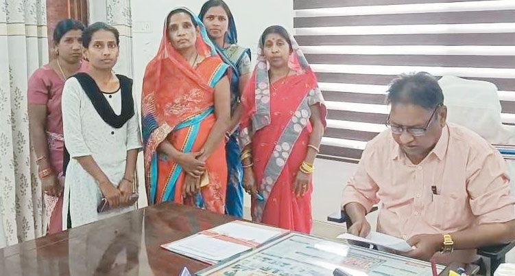 पानी के लिए जनदर्शन पहुंचीं महिलाएं