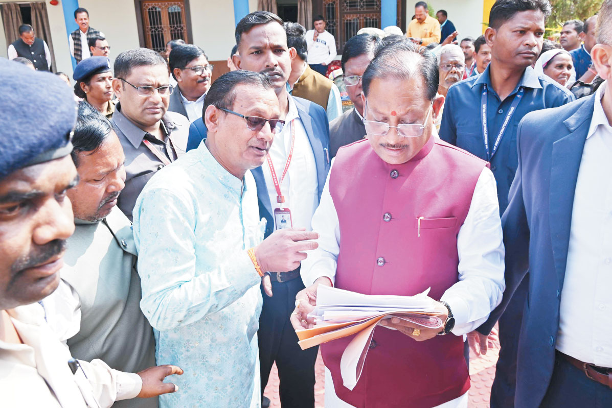 सीएम ने जनदर्शन में आमजनों से किया सीधा संवाद