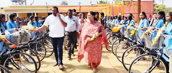 विधायक ने 64 छात्राओं को बांटे नि:शुल्क सायकल