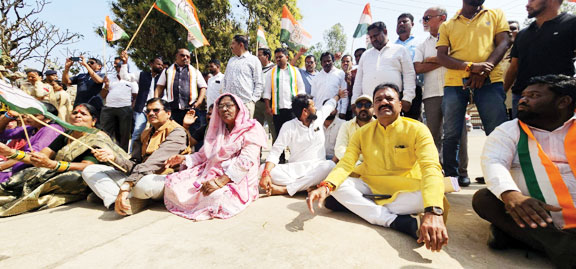 सुपर स्पेशलिस्ट अस्पताल में महंगे इलाज का विरोध, कांग्रेस का प्रदर्शन