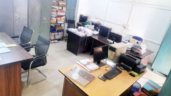 जिला शिक्षा अधिकारी कार्यालय की कार्यप्रणाली पर उठे सवाल