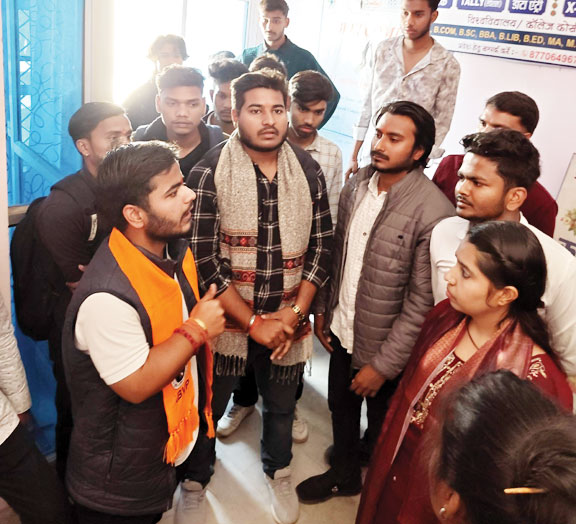 अभाविप ने टेक्नो वैली इंस्टीट्यूट घेरा