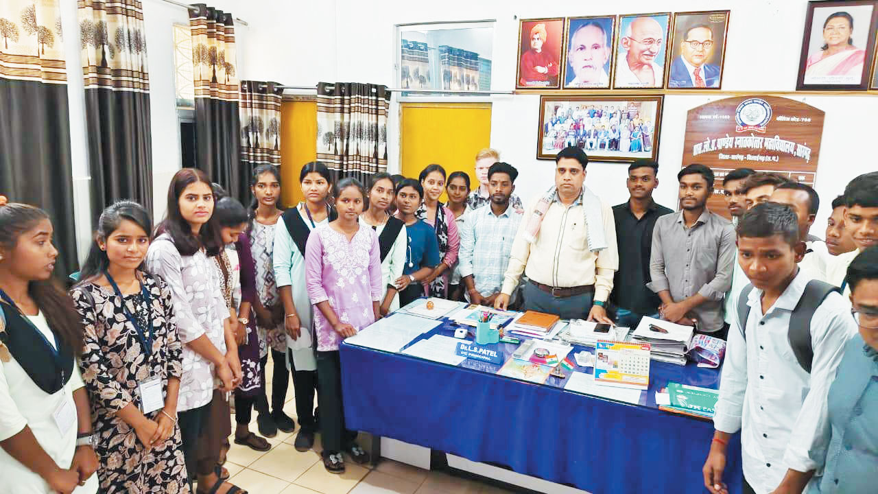 युवा संगम समिति ने कॉलेज प्राचार्य का किया सम्मान