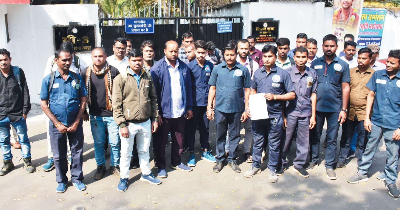 डायल 112 के ड्राइवरों ने गृहमंत्री का बंगला घेरा, 8 वीं पास, 10 वीं फेल को नौकरी से निकाला जा रहा