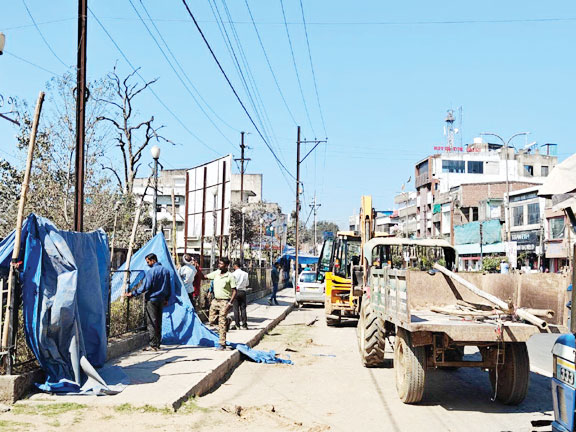 ट्रैफिक सिग्नल स्थलों पर बैनर, पोस्टर और होर्डिंग हटाने चला विशेष अभियान
