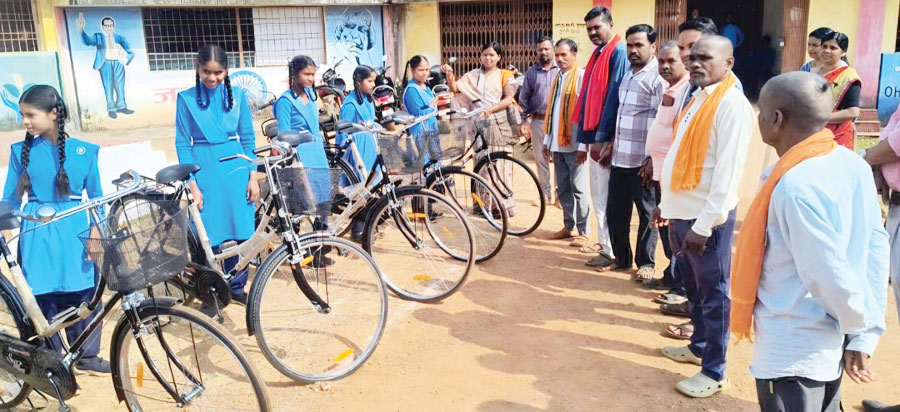 उमावि मुलमुला में साइकिल वितरण समारोह