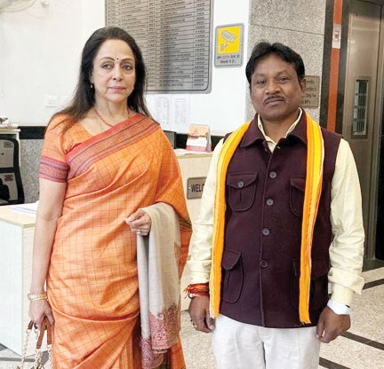 दिल्ली में सांसद महेश कश्यप ने हेमा मालिनी से की मुलाकात, बस्तर आने का दिया निमंत्रण