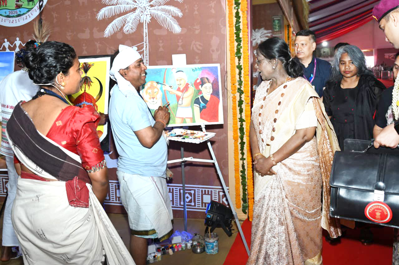 जनजातीय परंपराओं और संस्कृति पर आधारित प्रदर्शनी का राष्ट्रपति मुर्मु ने किया अवलोकन