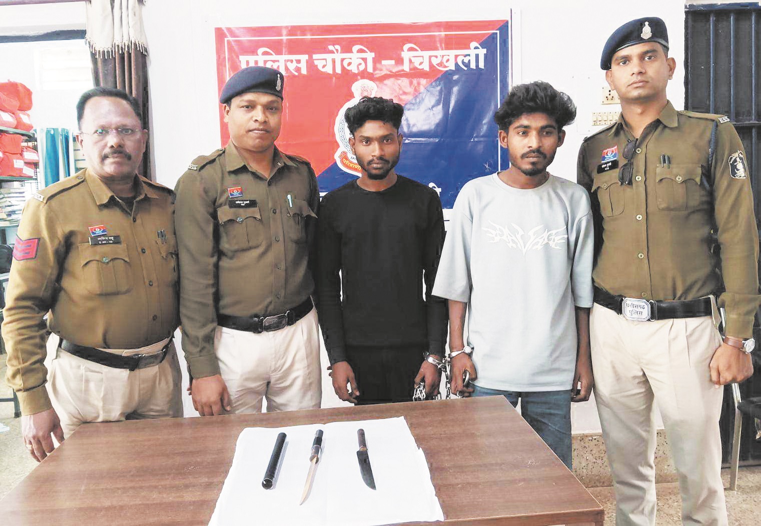 हथियार लहराने वाले दो गिरफ्तार