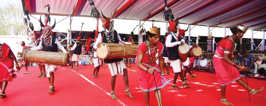 राष्ट्रपति के समक्ष बास्तानार के युवाओं ने ‘गौर नृत्य’ से बिखेरे अद्भुत लोक-रंग