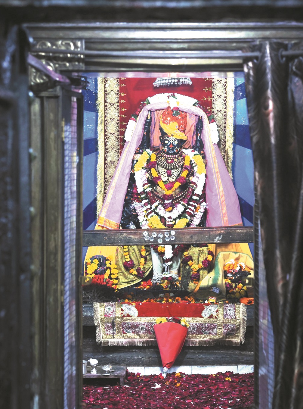 सुबह बाल्य, दोपहर युवा तथा शाम को प्रौढ़ावस्था में होते हैं दर्शन