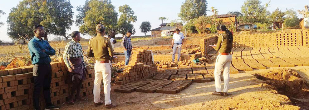 अवैध ईंट भट्टों पर संयुक्त टीम की दबिश, जब्ती
