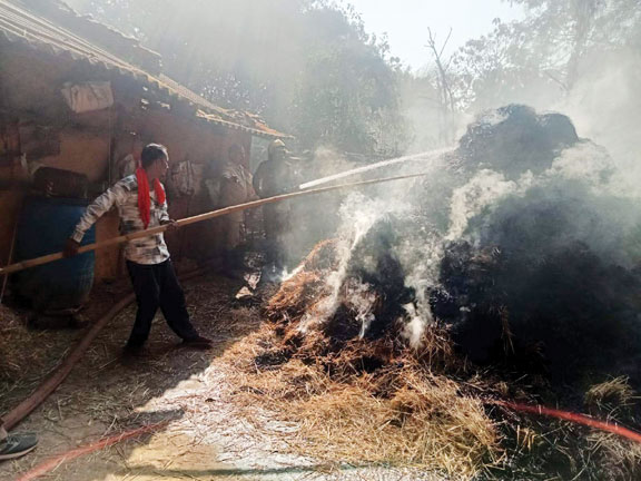 एक ही दिन में चार जगहों पर लगी आग, एसडीआरएफ व फायर टीम ने संभाला मोर्चा