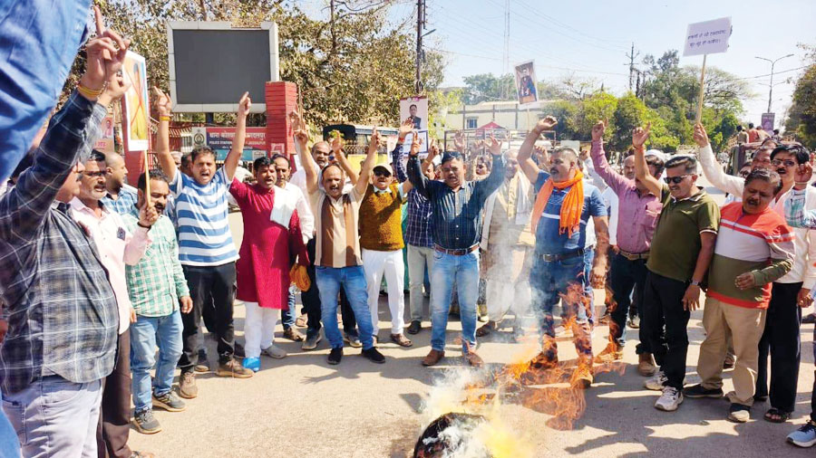 फिल्म के नाम पर आपत्ति, फूंका पुतला ब्राह्मण समाज ने दिया ज्ञापन