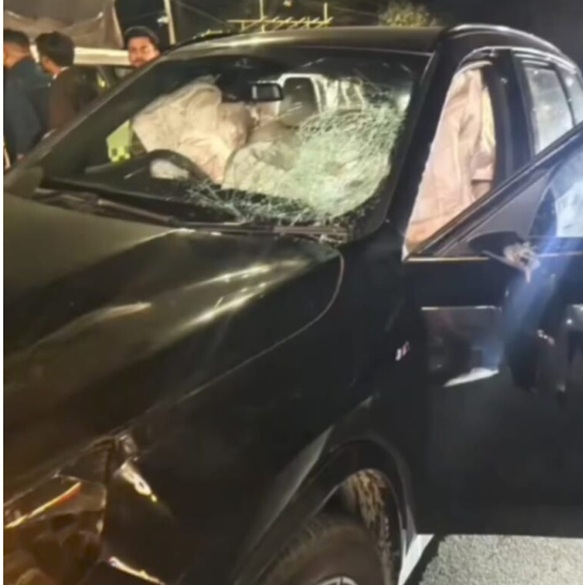 नाबालिग की बीएमडब्ल्यू ने दो गाड़ियों को मारी टक्कर, 5 युवक घायल