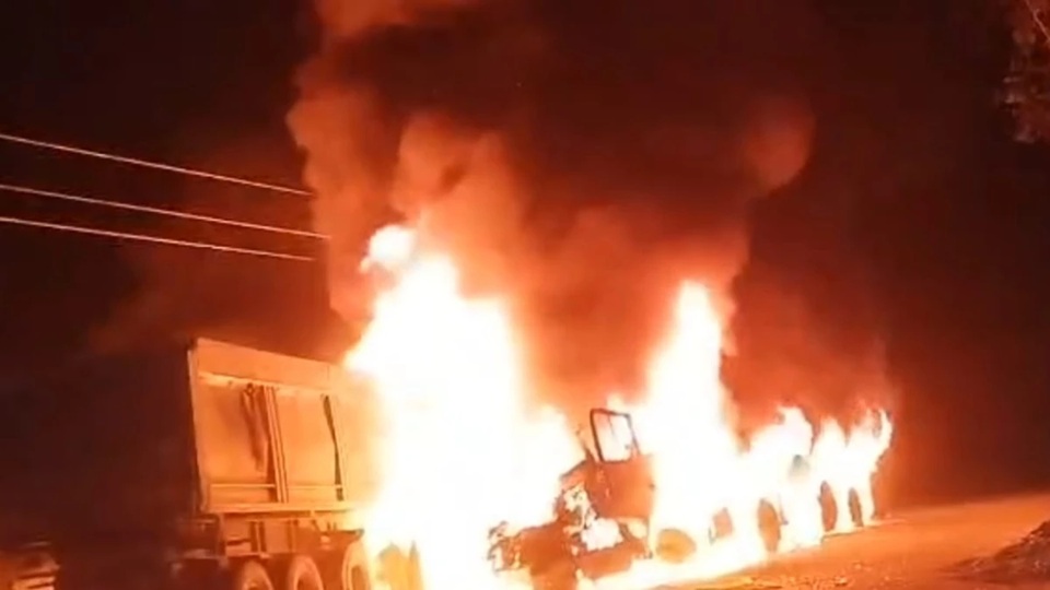 तीन ट्रेलरों में लगी आग, एक चालक जिंदा जला, दो की जान बची