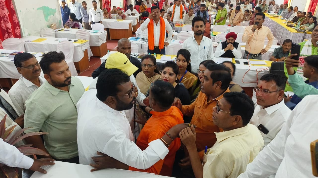 सामान्य सभा की बैठक में विपक्ष ने घटिया साफ-सफाई व्यवस्था और सांसद-विधायक प्रतिनिधि को फर्जी नियुक्ति पर किया हंगामा