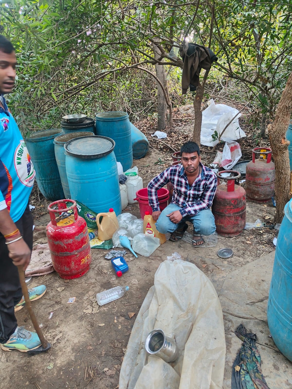 लोहराकोटा जंगल में नदी किनारे छापा, महुआ शराब समेत एक गिरफ्तार दो फरार