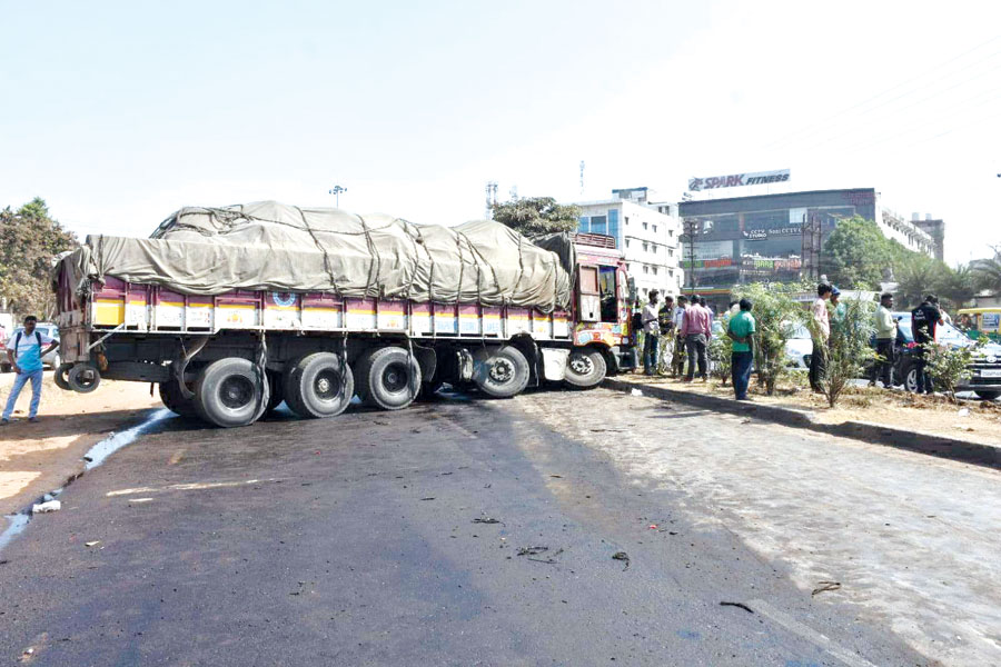 ट्रेलर से टकराई ट्रक, जाम लगा