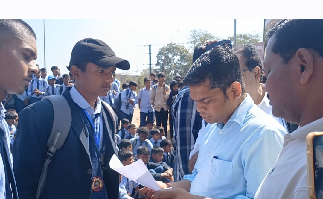 प्राचार्य की बहाली के विरोध में छात्र-छात्राओं का प्रदर्शन, डीईओ ने बहाली आदेश किया निरस्त