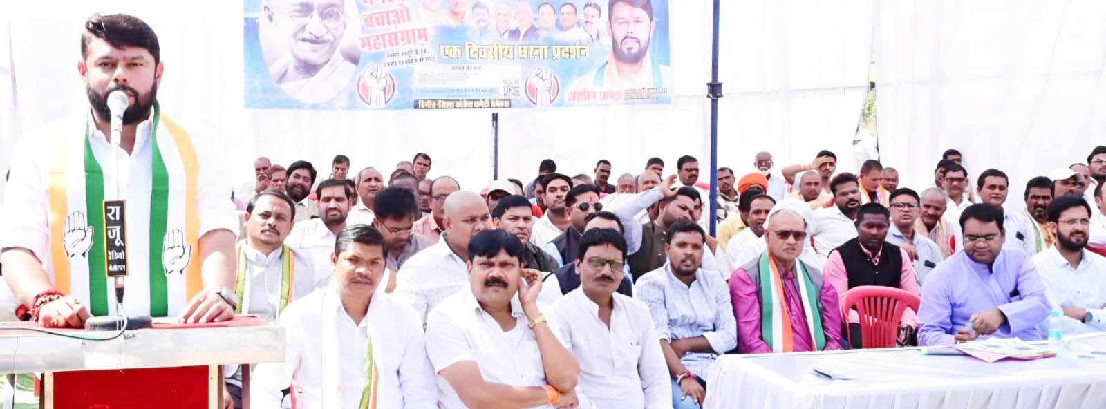  कांग्रेसियों ने किया धरना-प्रदर्शन