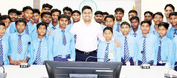  चितलनार के विद्यार्थियों ने जिपं दफ्तर का किया शैक्षणिक भ्रमण