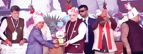 संभाग स्तरीय बस्तर पंडुम में कोंडागांव के कलाकारों ने वाद्य यंत्रों की प्रस्तुति से मोहा  मन