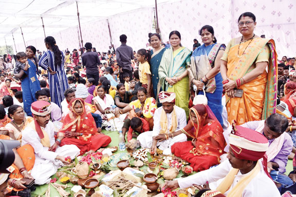 बस्तर के सिटी ग्राउंड में गूंजी शहनाई, 280 जोड़े परिणय सूत्र में बंधे