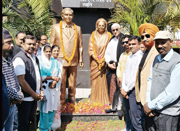 राजमाता स्व. देवेंद्र कुमारी सिंहदेव की छठवीं पुण्यतिथि, कांग्रेसजनों ने दी श्रद्धांजलि