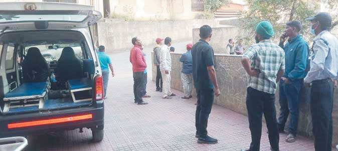 अस्पताल में सफाईकर्मी नहीं, पोस्टमार्टम के लिए परिजन कई घंटे होते रहे परेशान