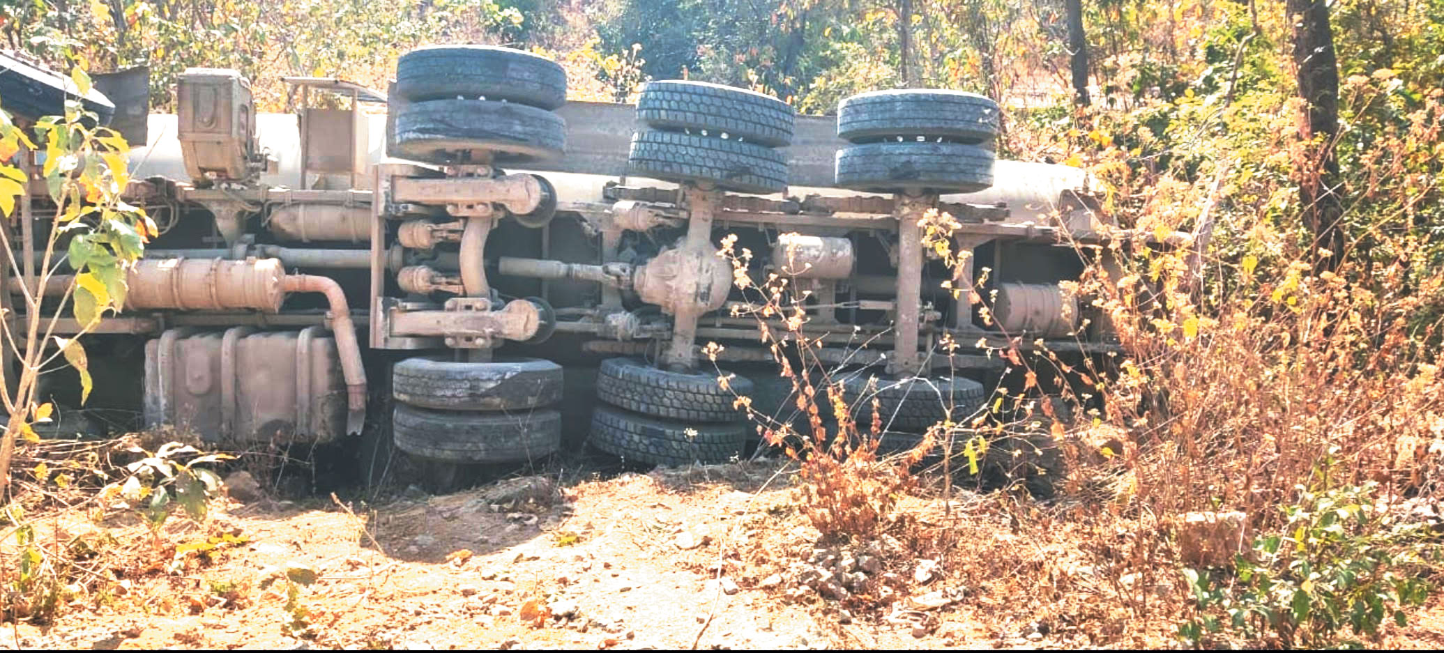 दमेरा-चराईडांड घाट में फंसा ट्रक, चढ़ाई के दौरान पलटा