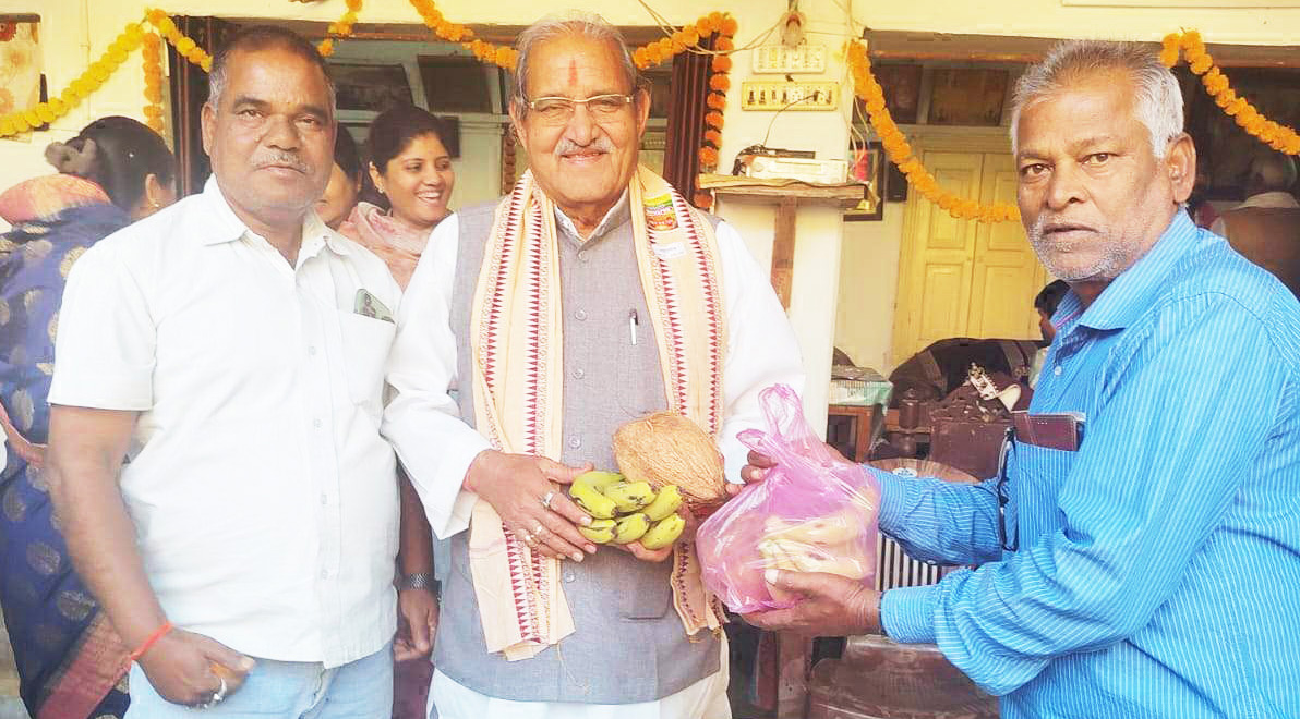 धनेन्द्र साहू का जन्मदिन गृह ग्राम तोरला में मनाया