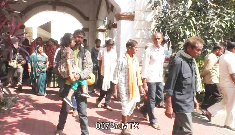 अडानी पावर की रेल लाइन के खिलाफ ग्रामीण लामबंद