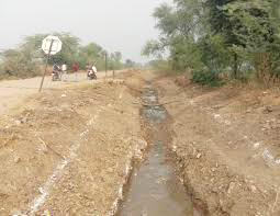 शाखा नहर की खुदाई के बाद सिंचाई के लिए पहुंचा पानी