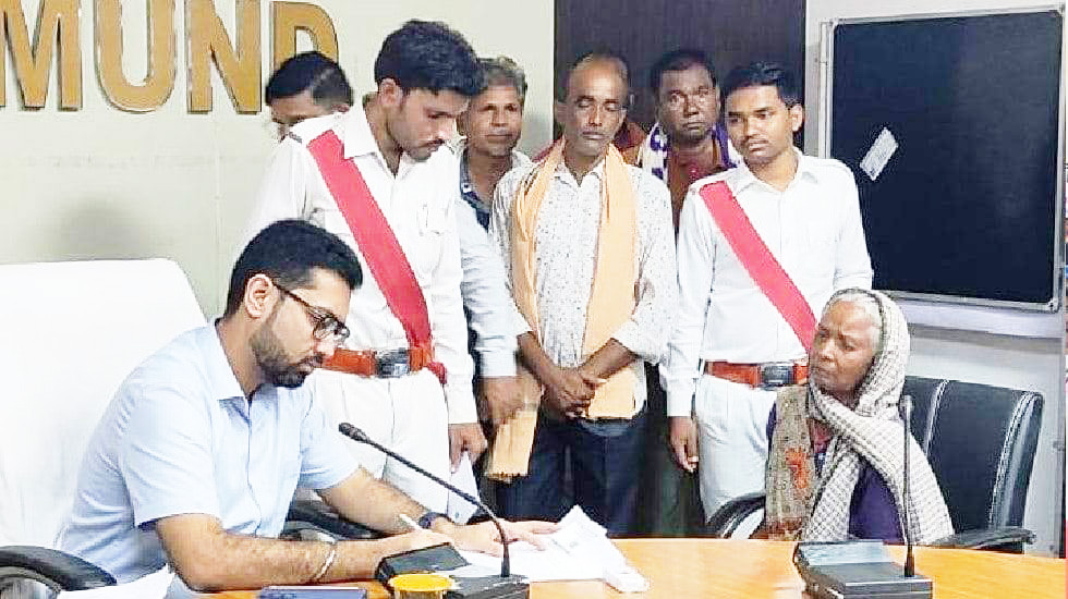 फिं गरप्रिंट लगवाकर भी नहीं दिया राशन, दर्जनों उपभोक्ताओं ने की खाद्य निरीक्षक से शिकायत