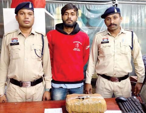 गांजा बेचने ग्राहक तलाशते हिस्ट्रीशीटर गिरफ्तार