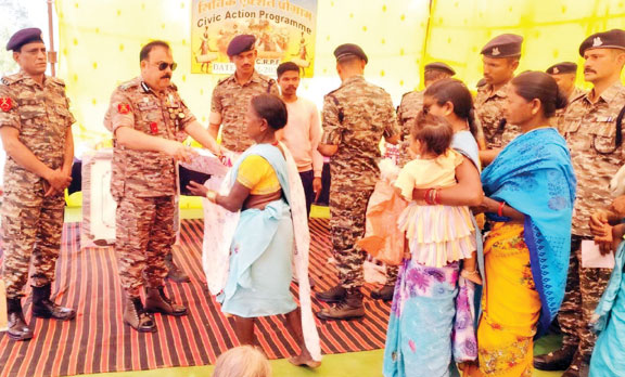  सीआरपीएफ का सिविक एक्शन कार्यक्रम, ग्रामीणों को बांटे सामान