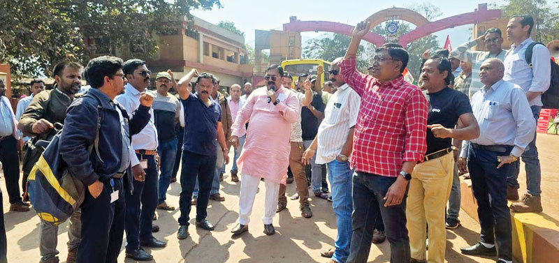 बचेली-किरंदुल में राष्ट्रव्यापी औद्योगिक हड़ताल: चेकपोस्ट पर धरना, उत्पादन रहा सामान्य