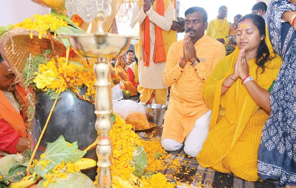 मंत्री लक्ष्मी राजवाड़े गृहग्राम में नवनिर्मित शिव मंदिर की प्राण-प्रतिष्ठा में हुईं शामिल