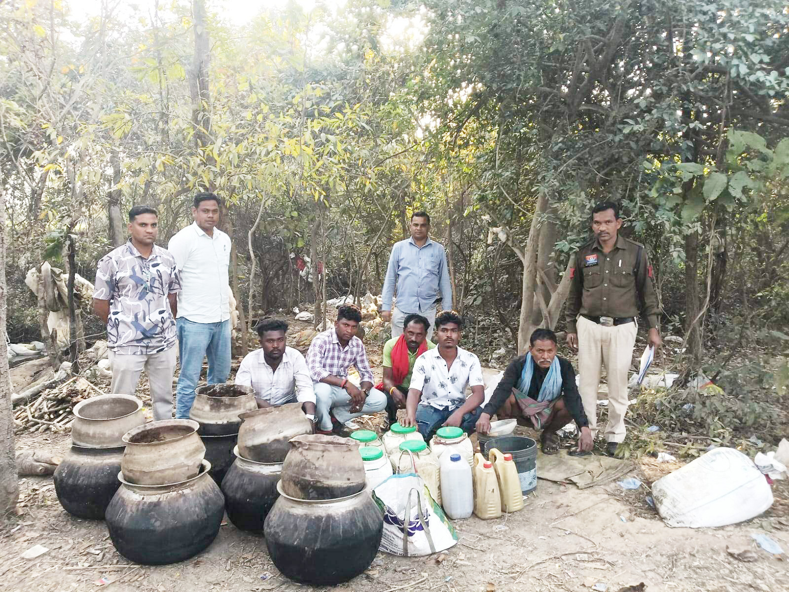 बिजेपुर जंगल क्षेत्र में दबिश, 21 सौ क्विंटल महुआ लाहन नष्ट