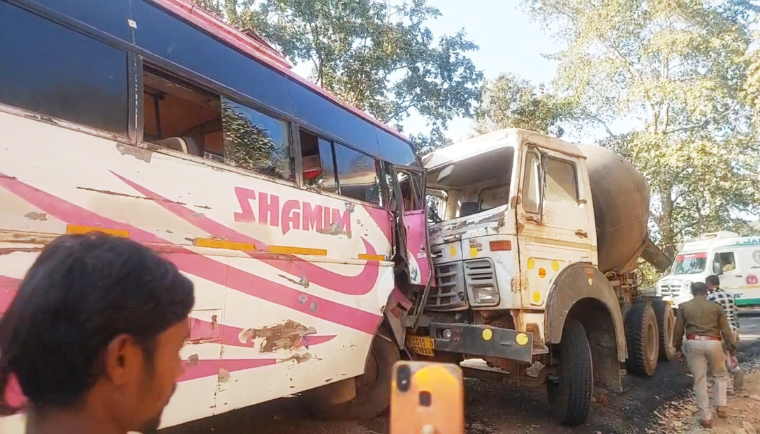 हाइवा और यात्री बस की  टक्कर, 20 जख्मी