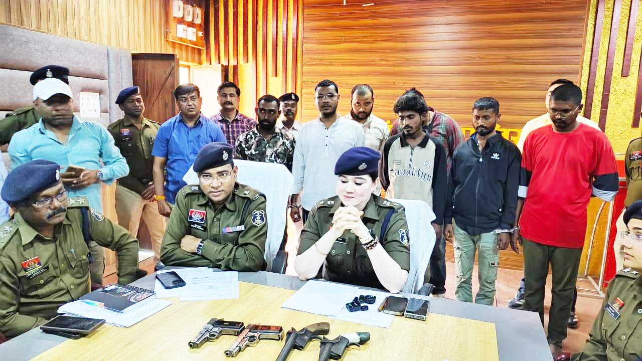 संभ्रात परिवार के युवक और दोस्तों से पिस्टल और देशी कट्टा बरामद