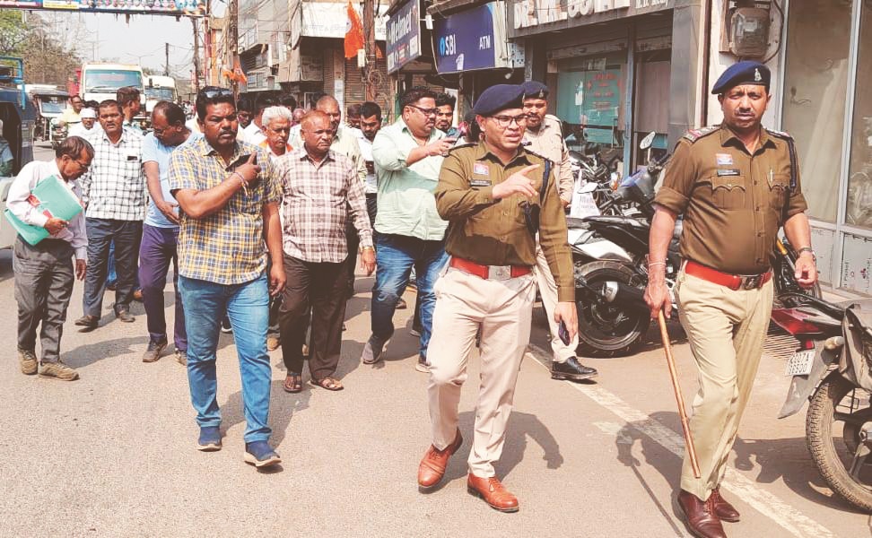 सडक़ पर सामान फैलाकर किए जा रहे अतिक्रमण के खिलाफ बेदखली अभियान