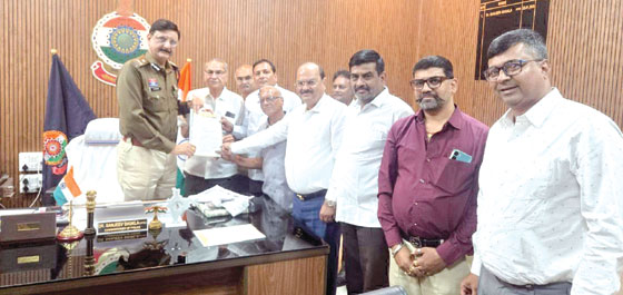 पुलिस कमिश्नर डॉ. शुक्ला का सम्मान